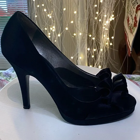 Size 6.5 Nina of New York 4 1/2” high heel shoes. - Picture 2 of 3